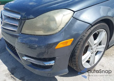 2013 Mercedes-Benz C 250 z USA, uszkodzony, nr VIN WDDGJ4HB9DF995203